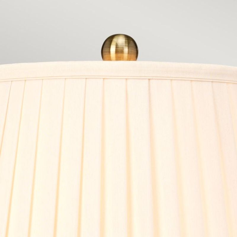 Arum - Bordlampe m/kremfarget skjerm